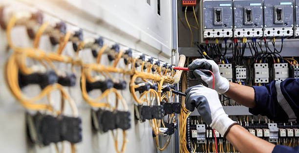 Professional Electrician technician working in Green Oaks, IL